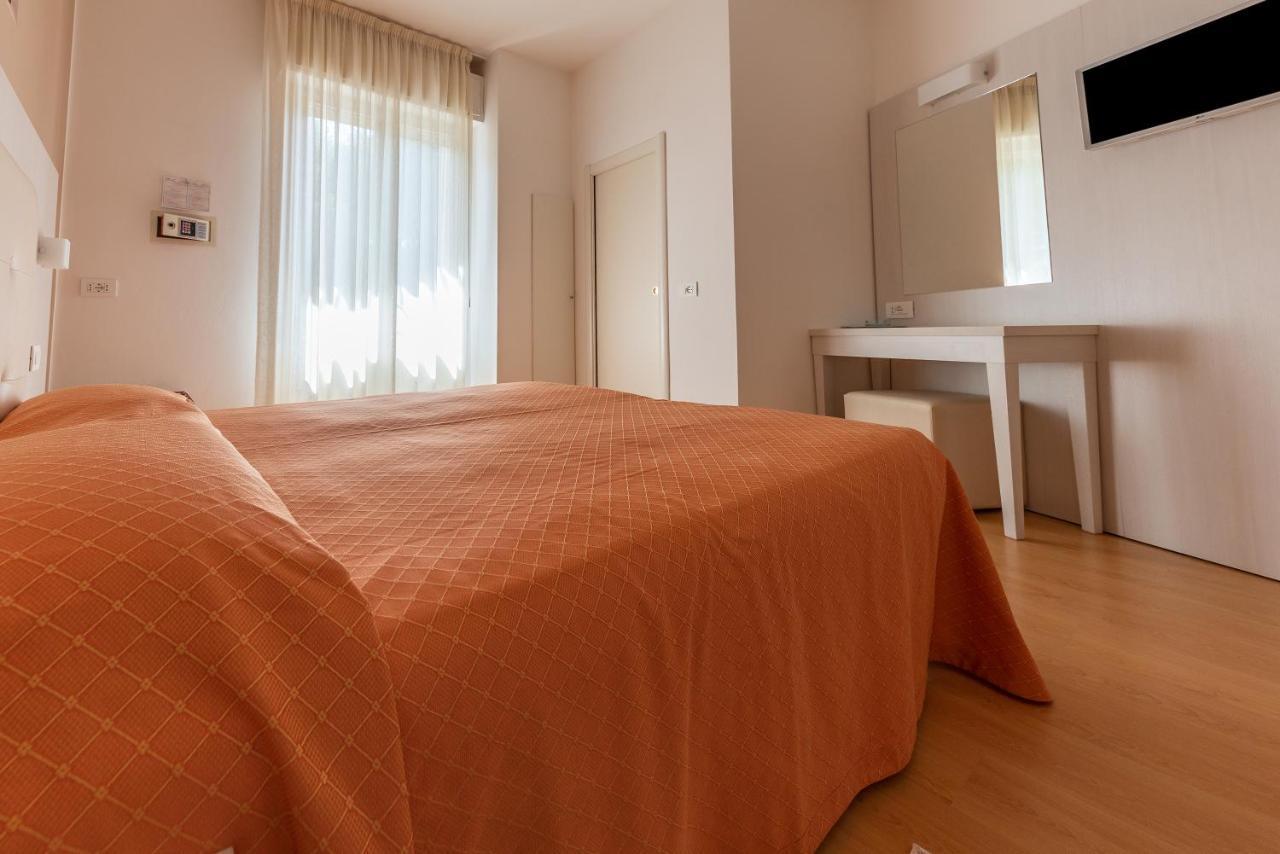 Hotel Escorial Cervia Exterior photo